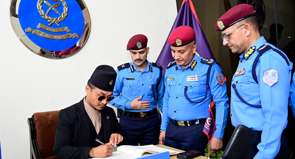 आईजीपीलाई दर्ज्यानी चिह्न प्रधानमन्त्रीले लगाइदिने व्यवस्था गर्छु : गृहमन्त्री गुरुङ