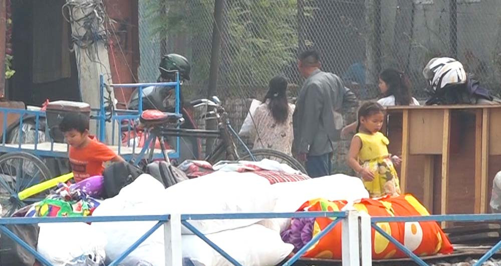 सामान सार्न थाले बागमती किनाराका सुकुमबासी