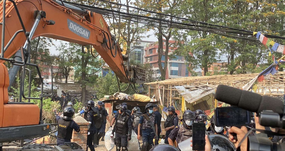 थापाथलीको सुकुम्बासी बस्तीमा चल्यो डोजर