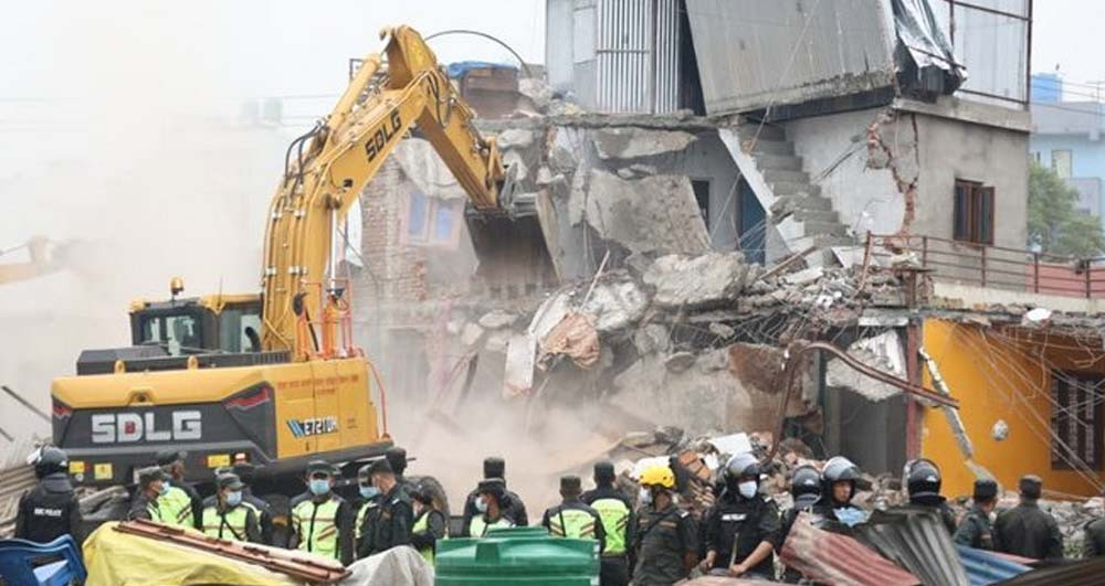 मनोहरा सुकुमबासी बस्तीमा घरटहरा भत्काउन सुरु