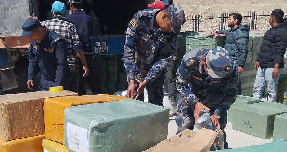 ५९० कार्टुन चाइनिज इलेक्ट्रिक चुरोटसहित तीन जना पक्राउ