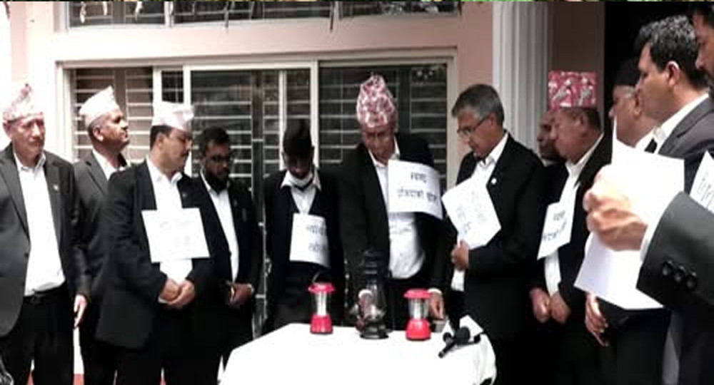 सर्वोच्च प्रशासनविरुद्ध बार एशोसिएशनको दिउँसै लालटिन बालेर प्रदर्शन