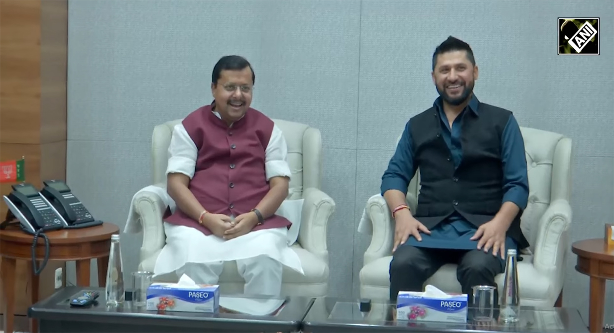 रवि लामिछाने पुगे भाजपा कार्यालय, बाजागाजासहित पुष्पवर्षाले स्वागत